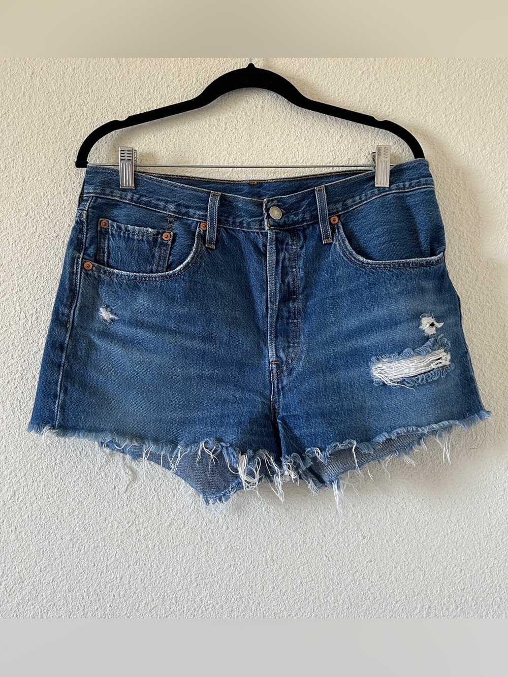 Levi’s 501 Denim Shorts Button Fly Distress raw hem women’s 31 blue